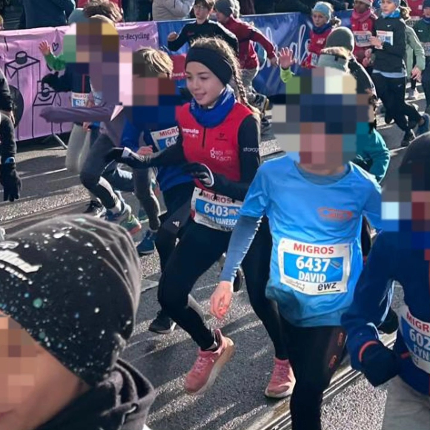 Morena Vanessa racing in a crowded running event.