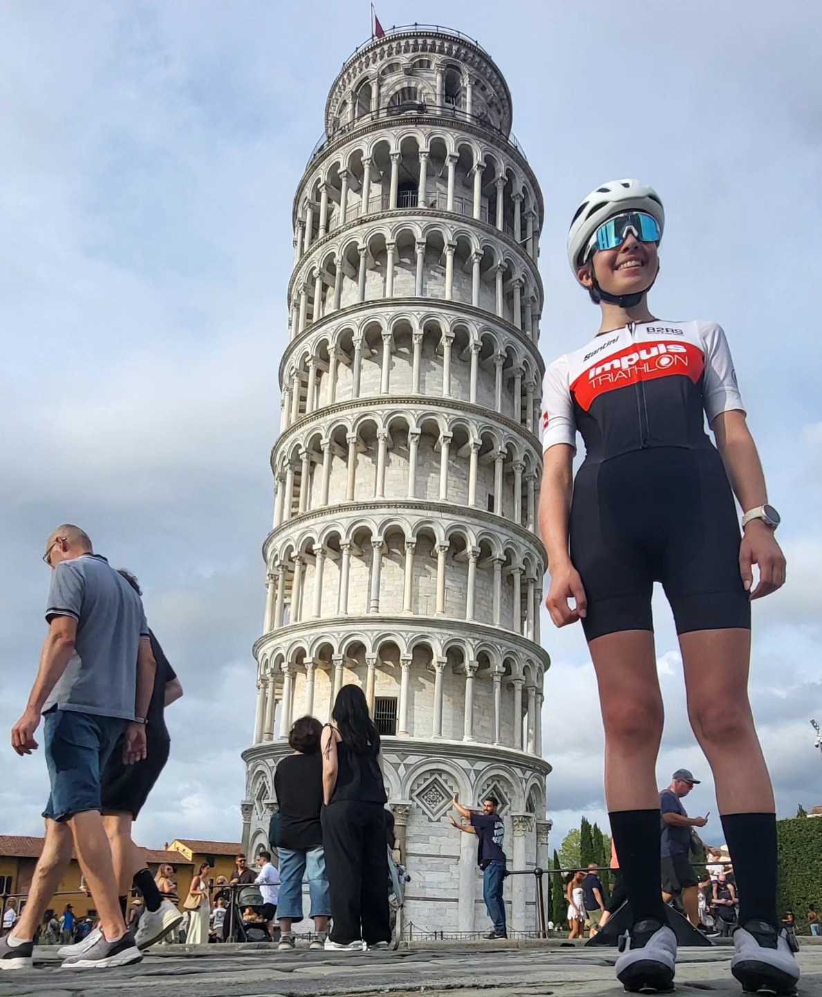 Morena Vanessa in triathlon kit in front of the Leaning Tower of Pisa.