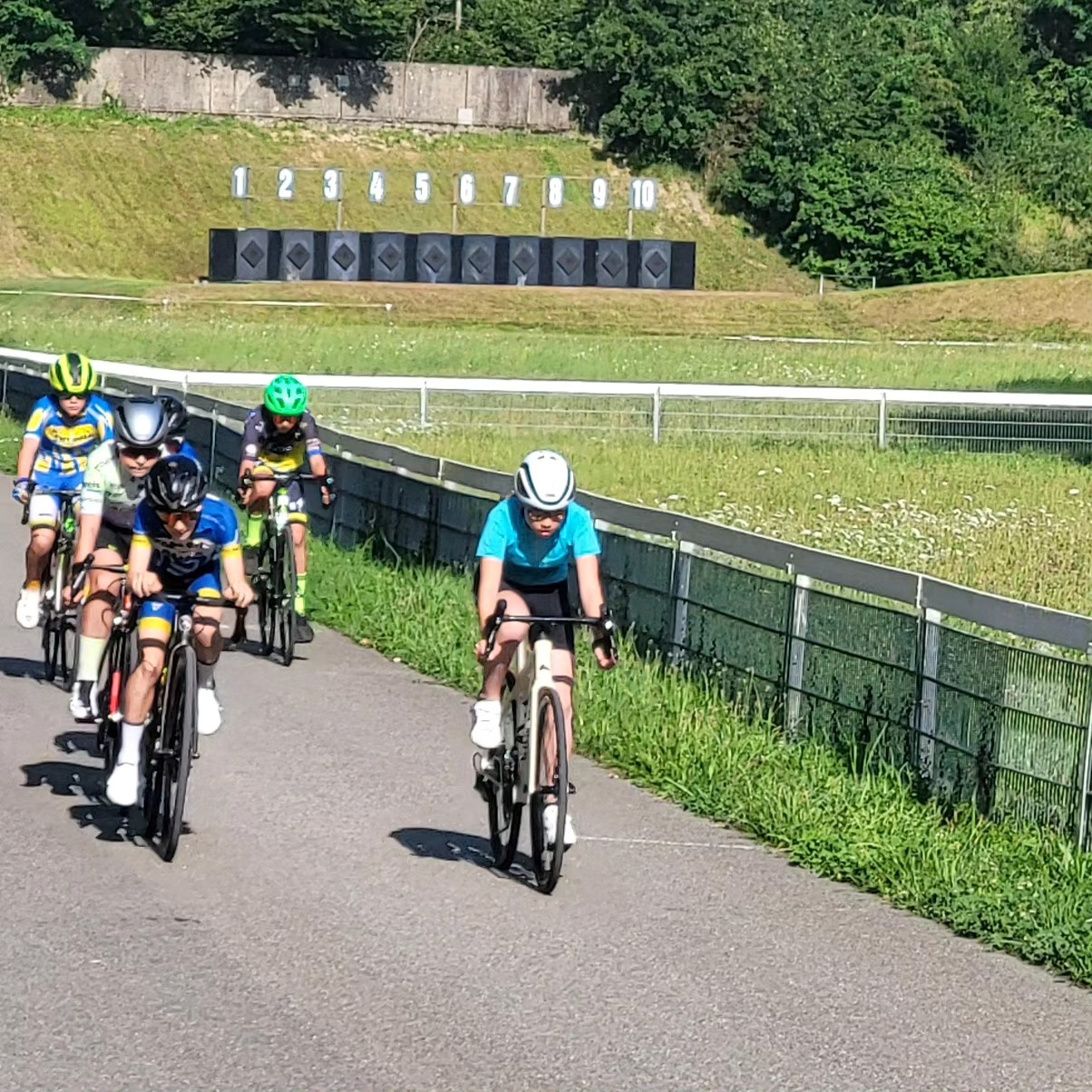 Morena Vanessa racing on the bike with a group.