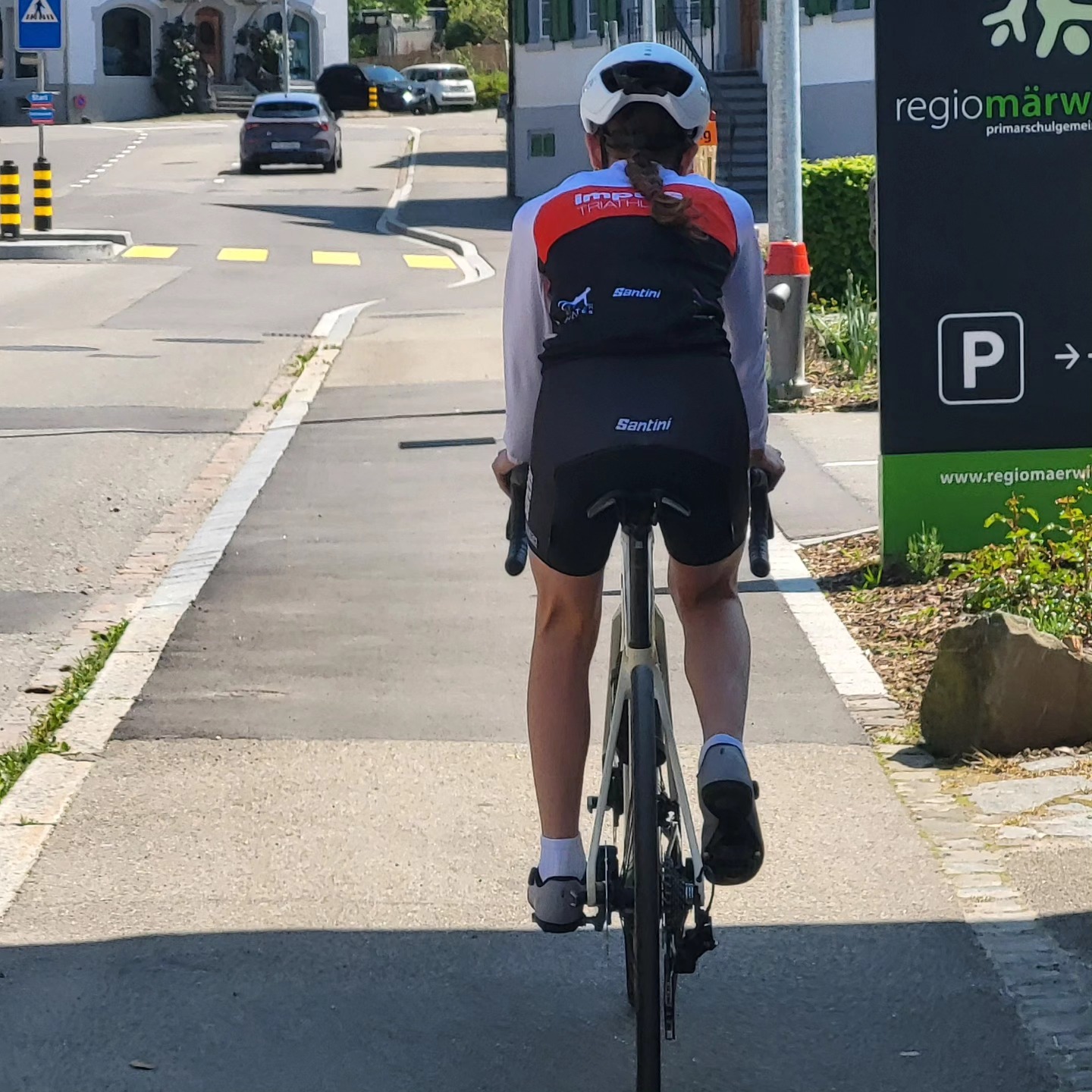 Morena Vanessa riding on a road in training.