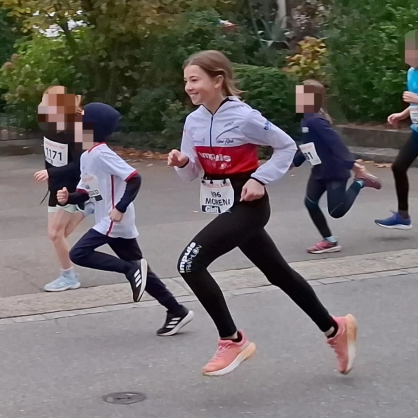 Morena Vanessa running in a youth race.